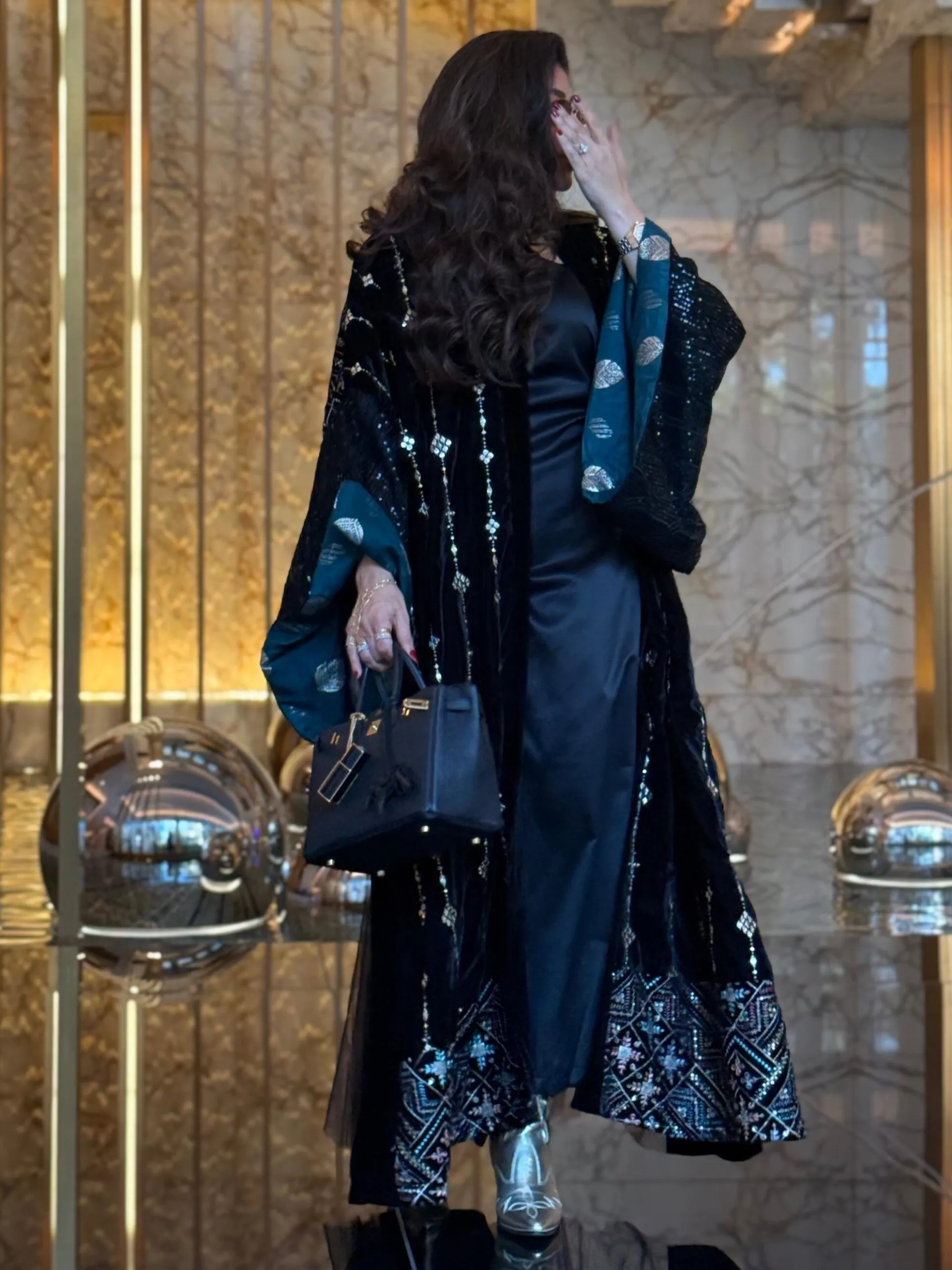 بشت مخمل بأكمام وسيعة_0