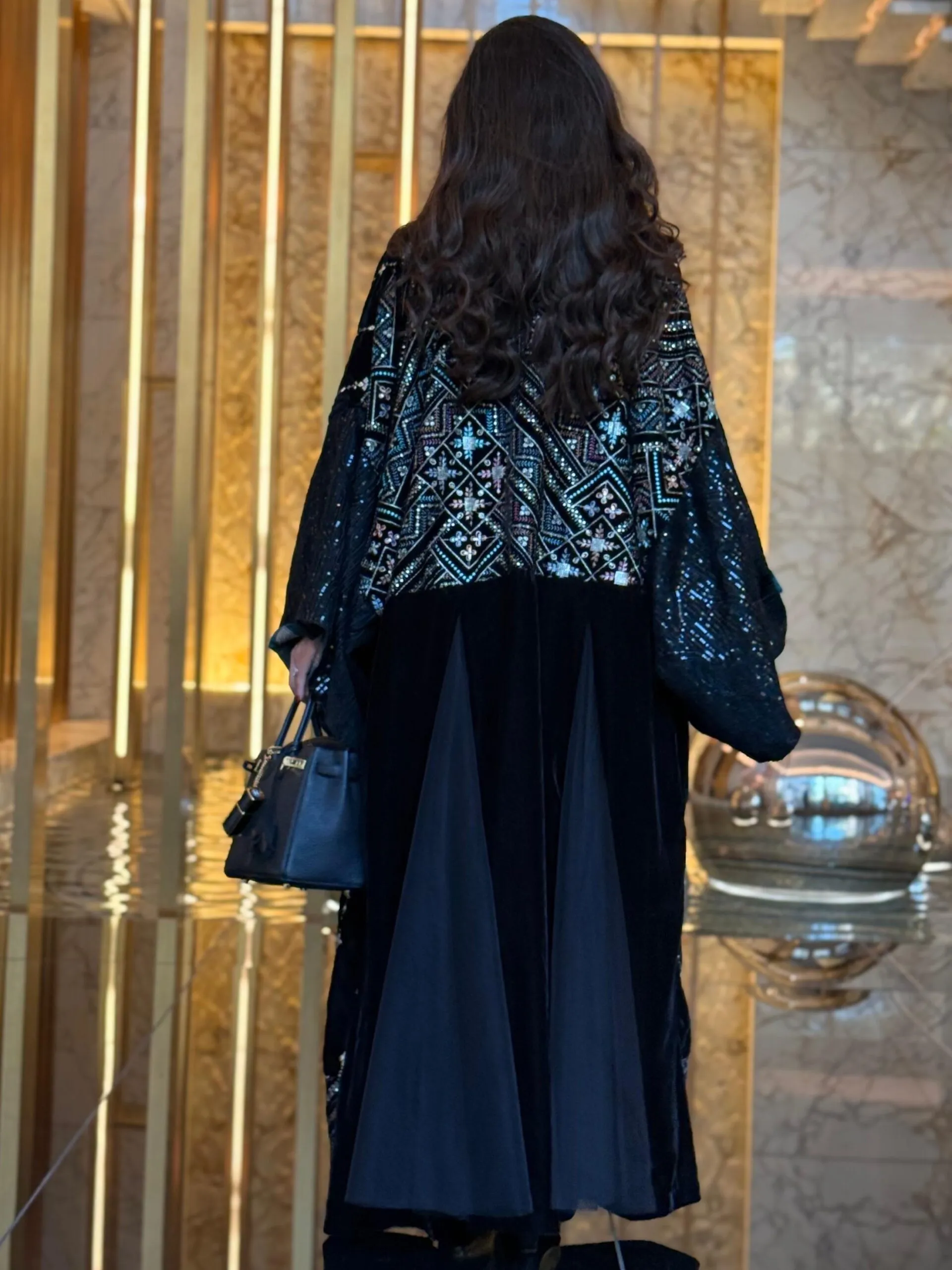 بشت مخمل بأكمام وسيعة_2