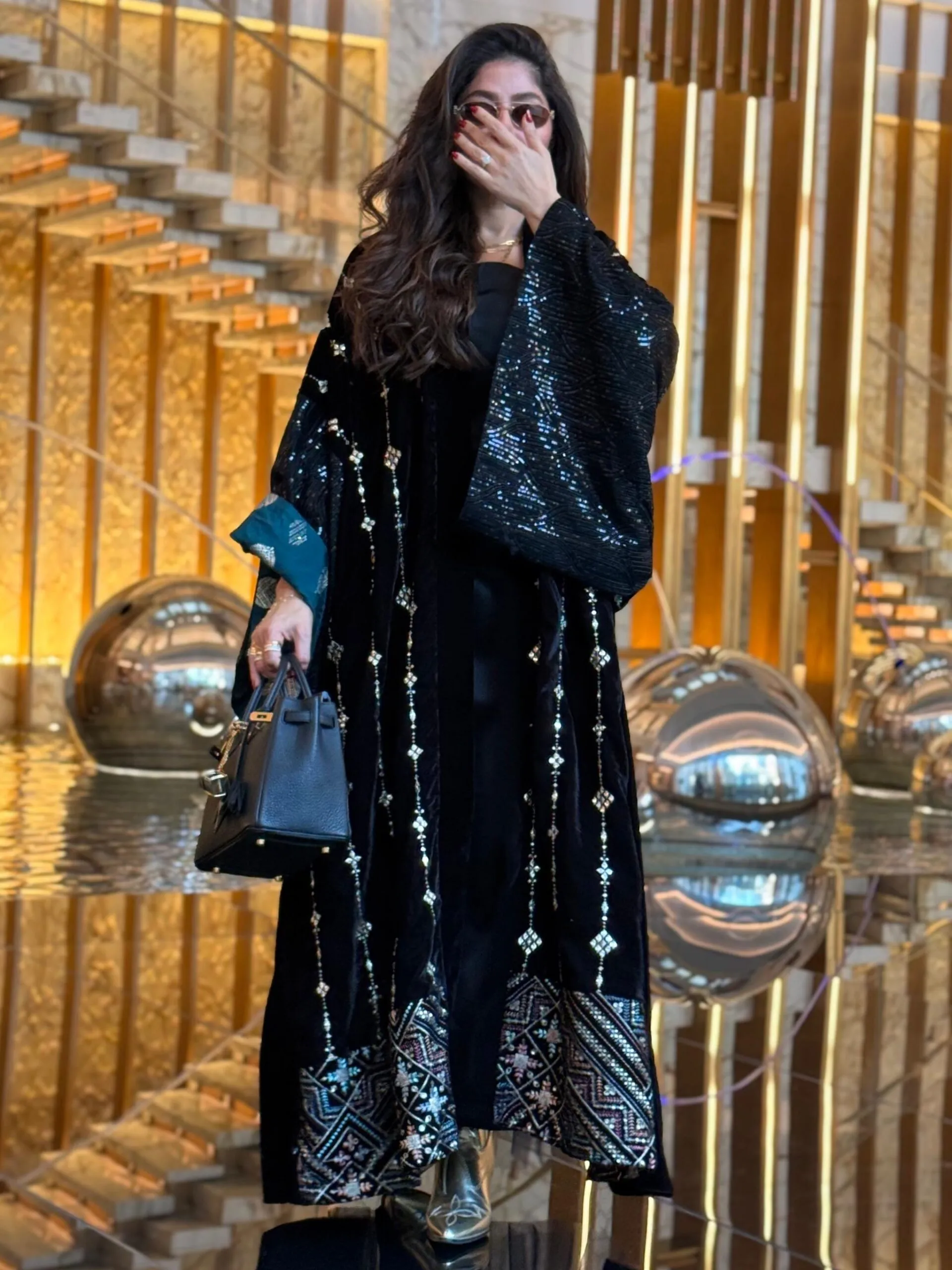 بشت مخمل بأكمام وسيعة_3