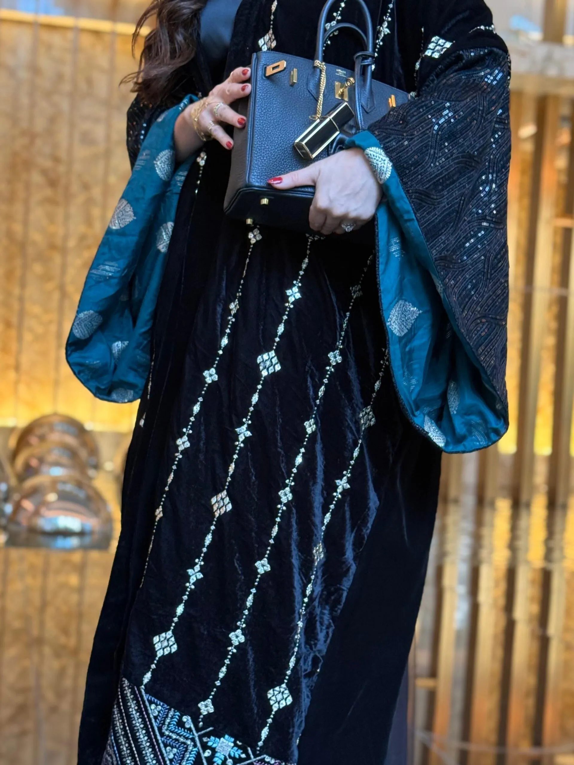 بشت مخمل بأكمام وسيعة_5