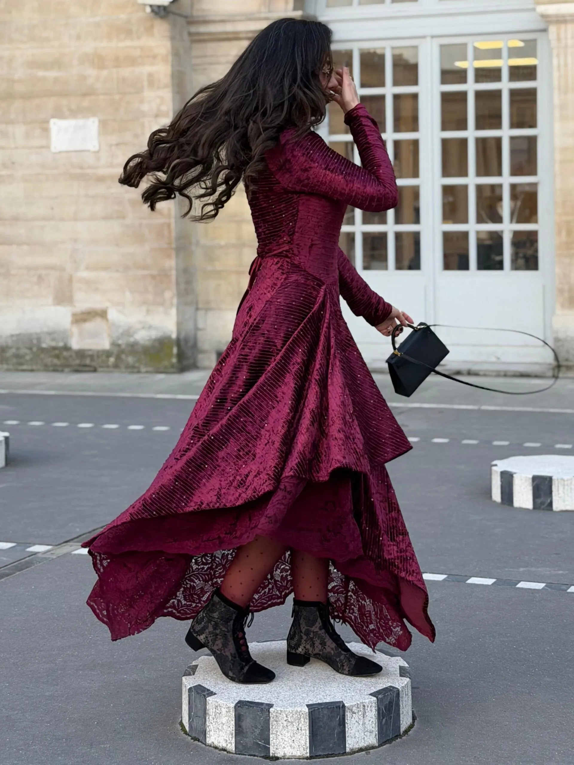 فستان مخمل عنابي مطرز بشك ناعم_0