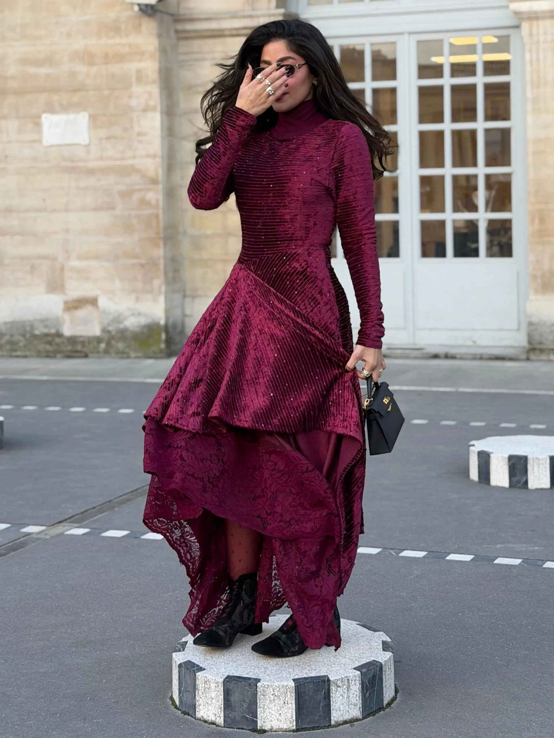 فستان مخمل عنابي مطرز بشك ناعم_1