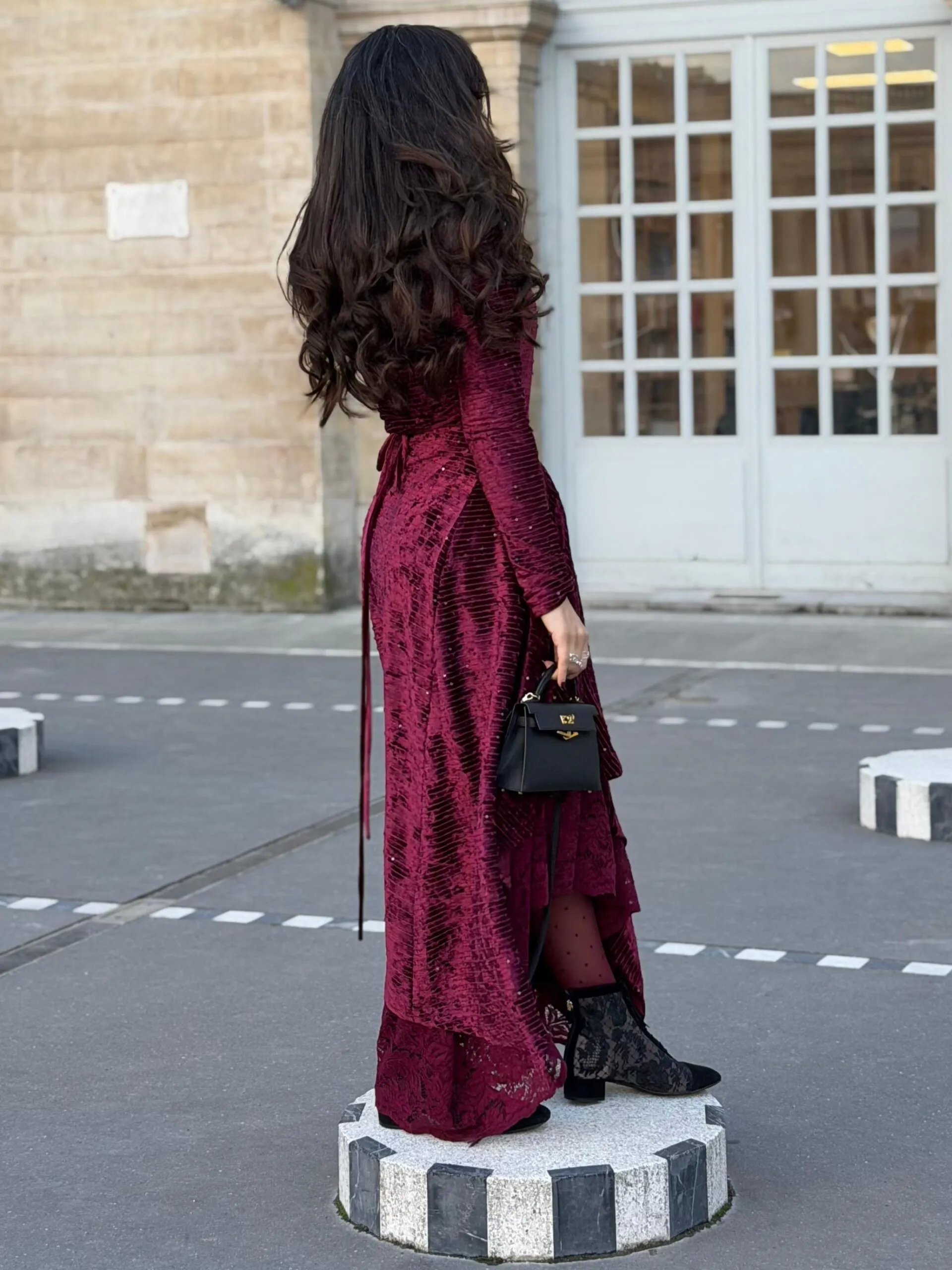 فستان مخمل عنابي مطرز بشك ناعم_2