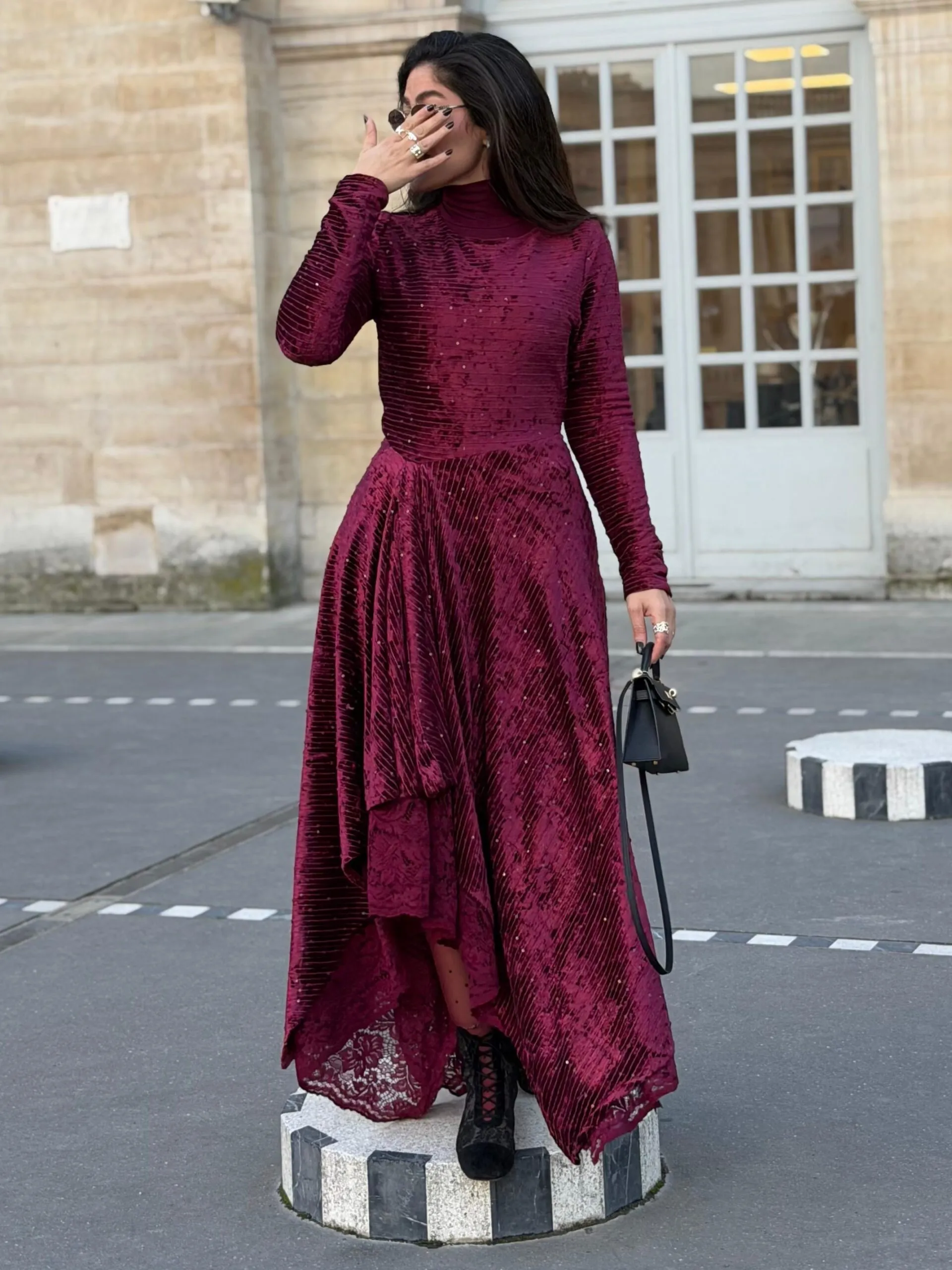 فستان مخمل عنابي مطرز بشك ناعم_3