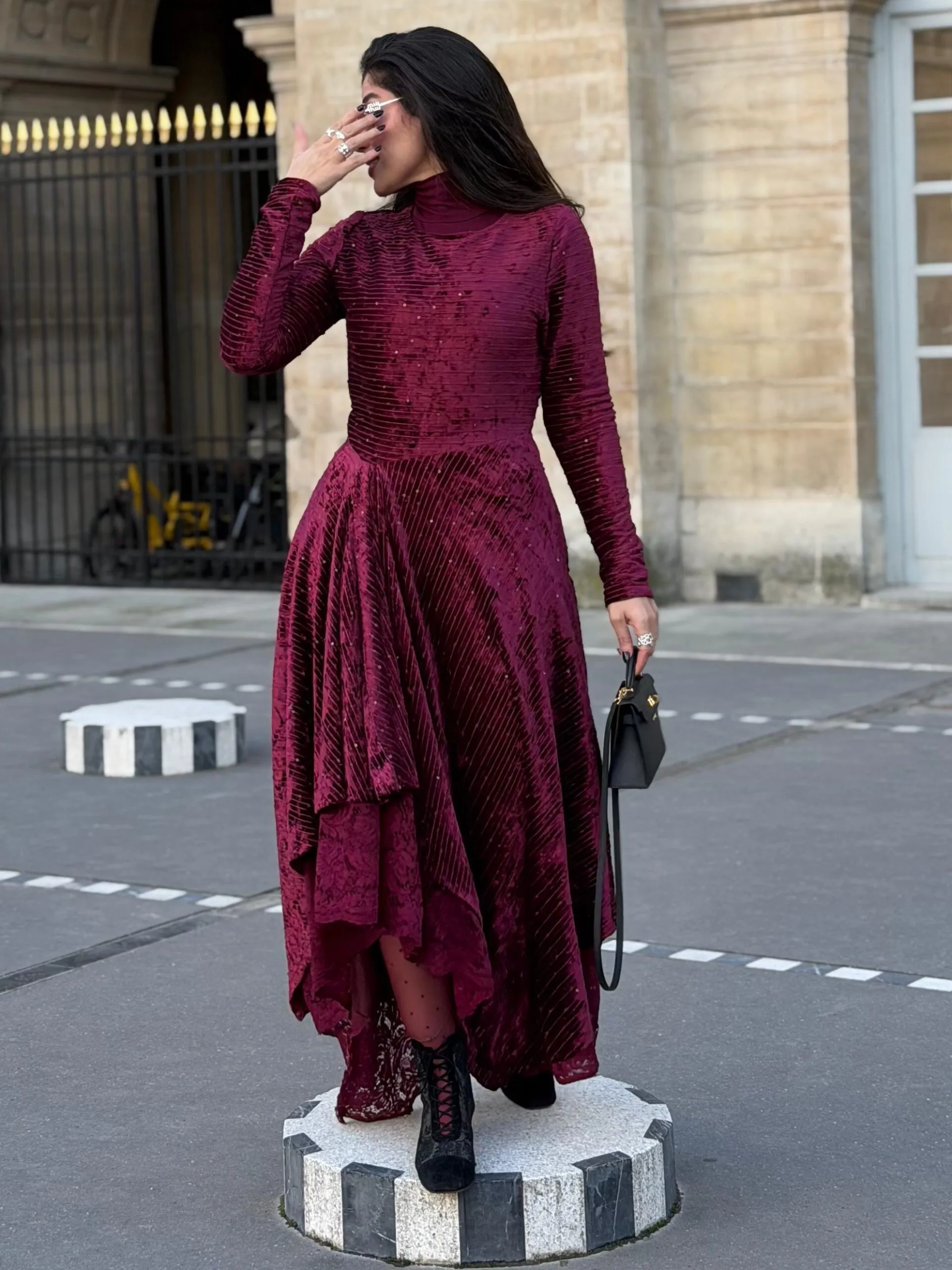 فستان مخمل عنابي مطرز بشك ناعم_4