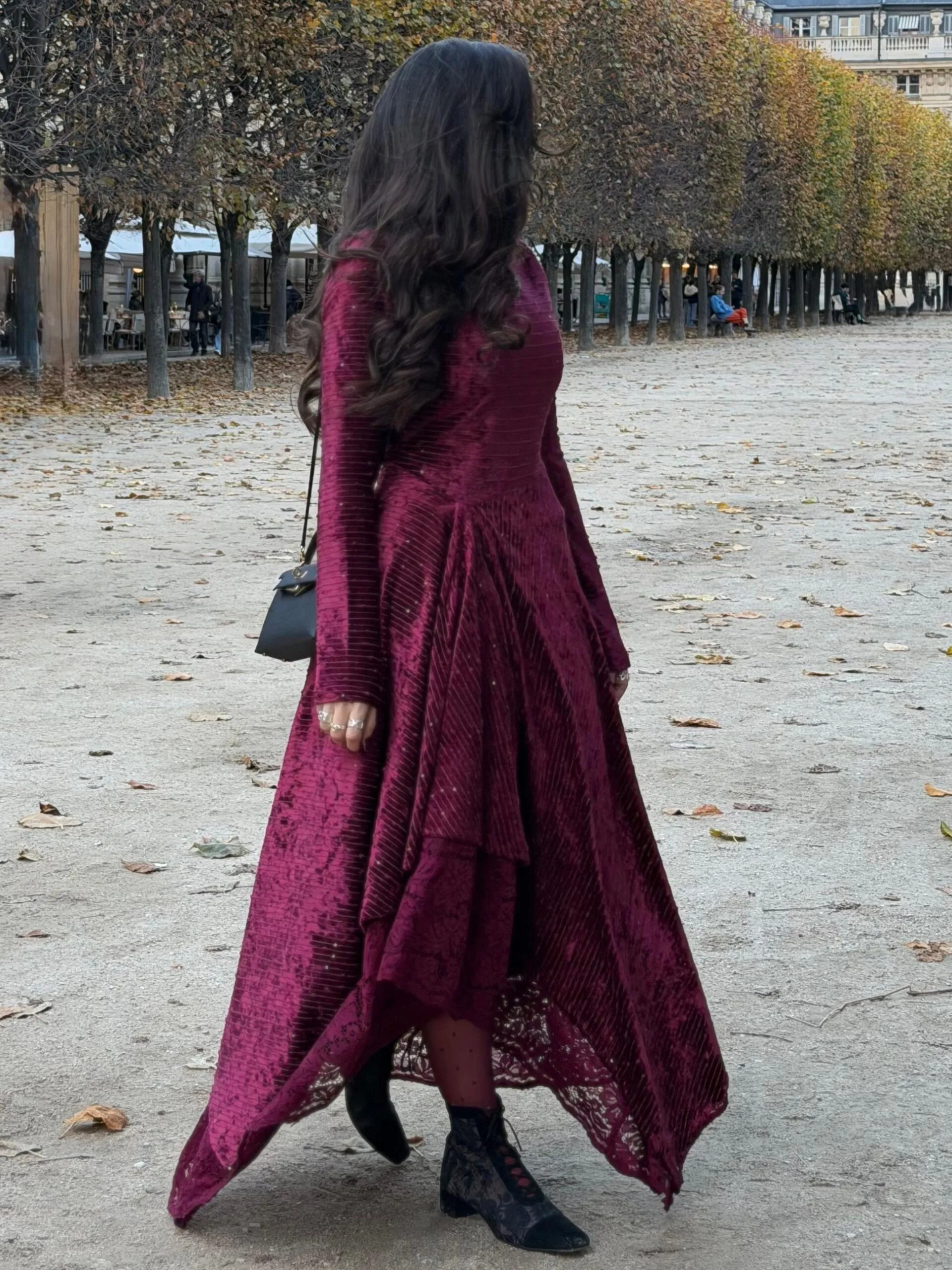 فستان مخمل عنابي مطرز بشك ناعم_5