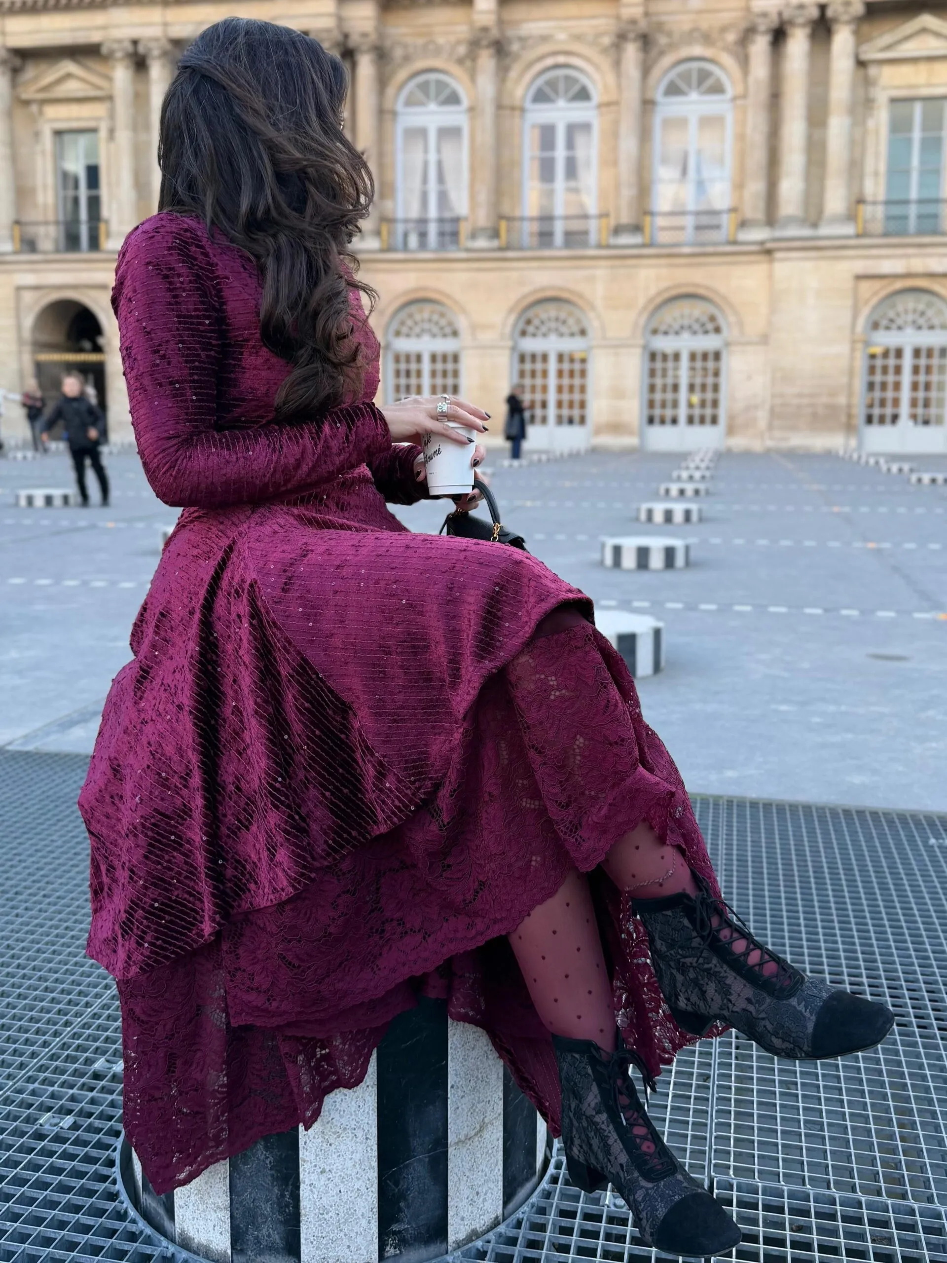 فستان مخمل عنابي مطرز بشك ناعم_6