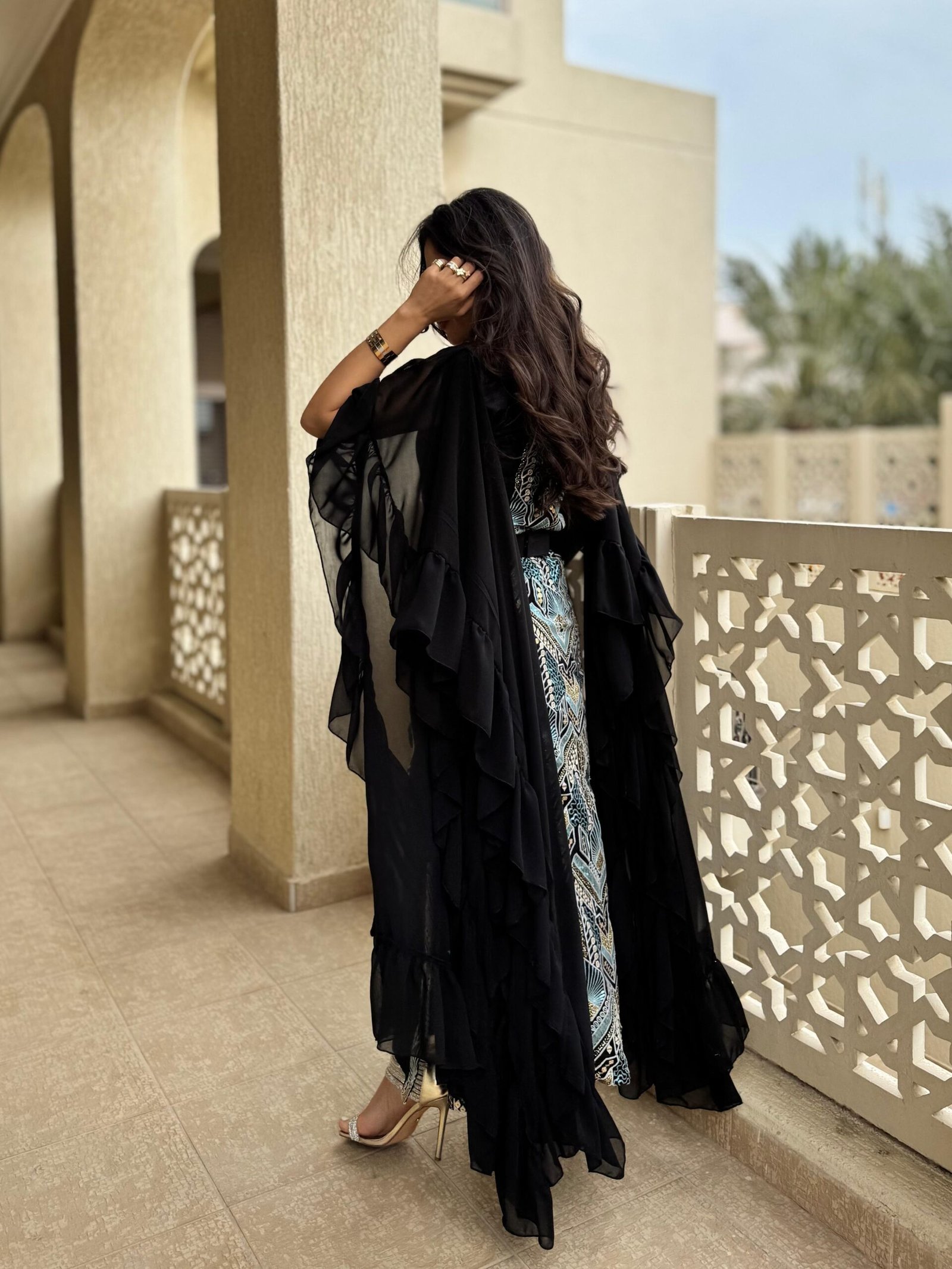 فستان ملكي أسود مع رفلز_4